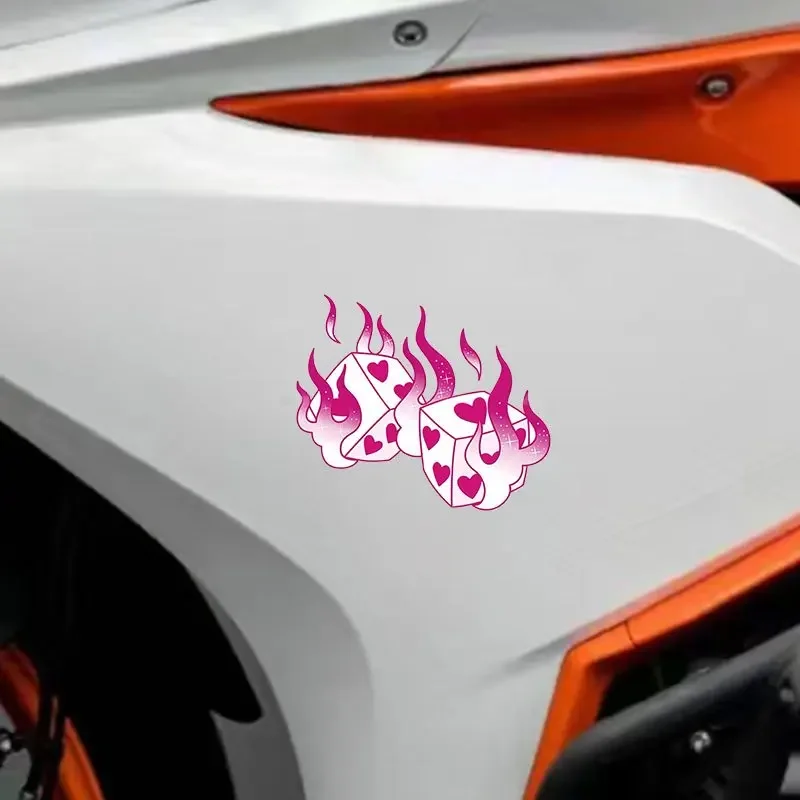 1PC 트렌디 플레밍 다이스 데칼 - 차량용 가젯을 위한 눈길을 끄는 하트 테마 디자인 - 대담한 시각적 효과 방수 내구성