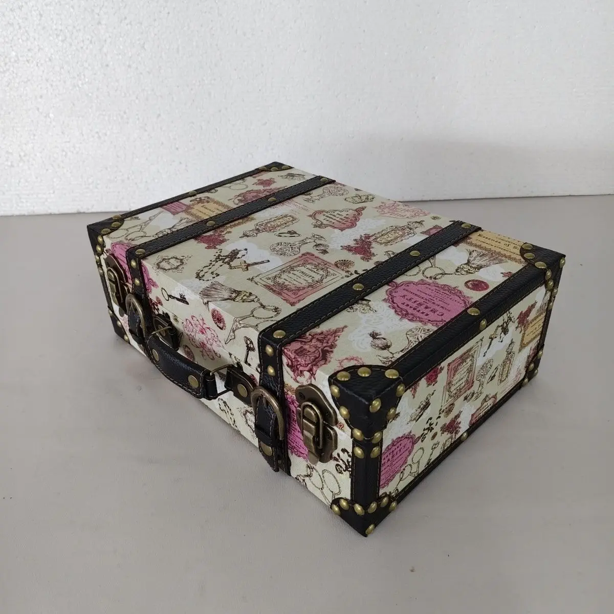 

Retro Decorative Ornaments Window Displays Photo Props Storage and Organization Boxes Containers 38X26X13CM