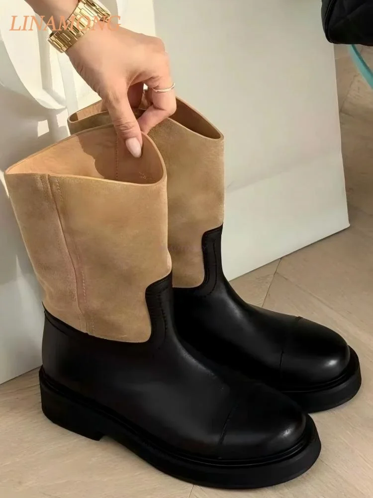 Botines de tobillo de punta redonda ancha, de doble material (cuero liso y ante), con caña dividida, diseño de puño deslizable ancho y abierto, duraderos y planos.