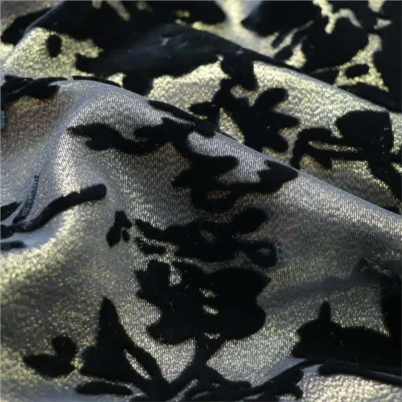 Cheongsam-Kleid aus Seide mit Georgetta-Golddruck aus Samtstoff und