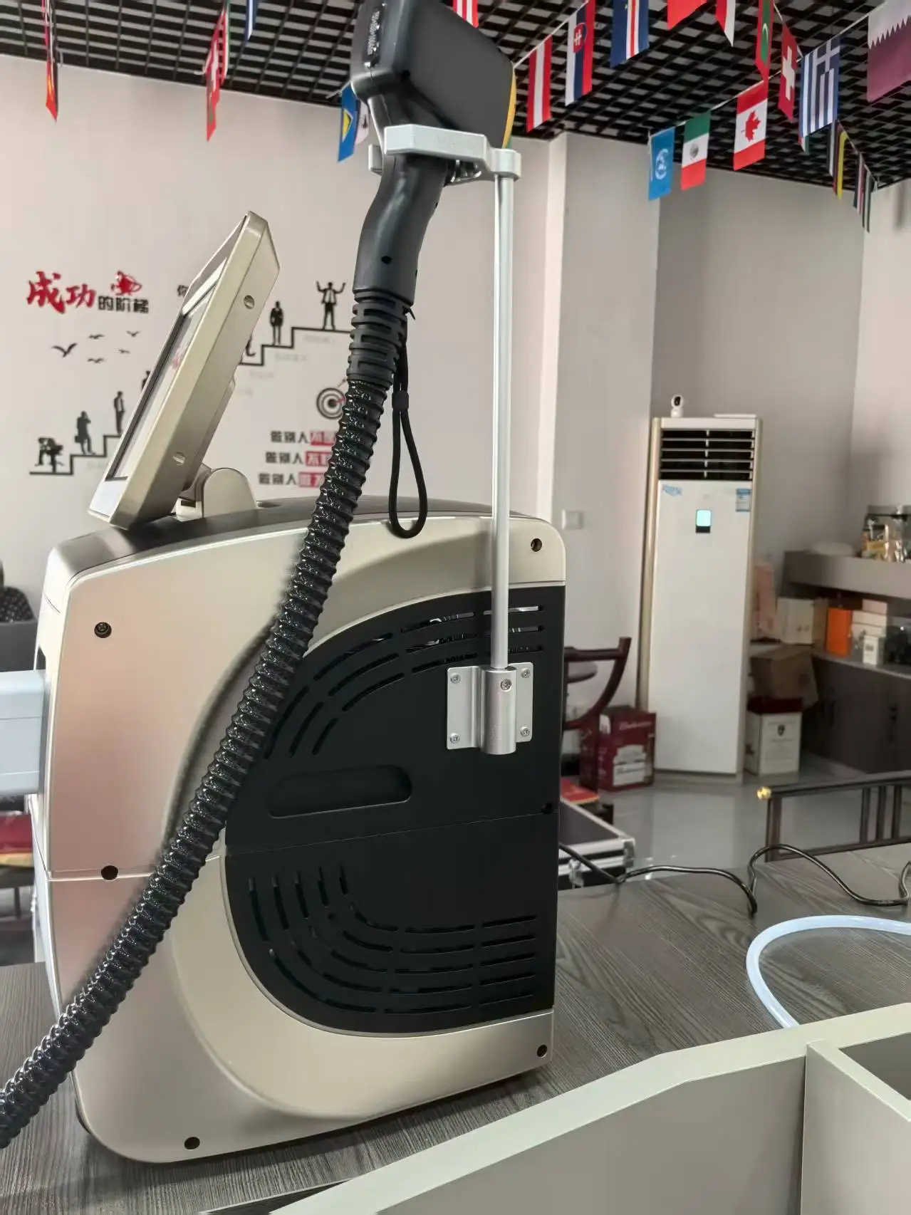 2025 المهنية ديود ليزر متعدد الأطوال الموجية آلة إزالة الشعر تبريد الرأس آلة لنزع الشعر بالليزر غير مؤلم إزالة شعر الوجه والجسم