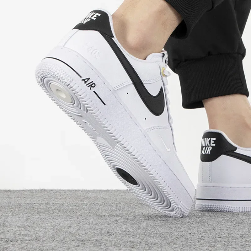 حذاء Nike Air Force 1 se مريح ومتعدد الاستخدامات ومقاوم للاهتراء وغير قابل للانزلاق، باللونين الأبيض والأسود