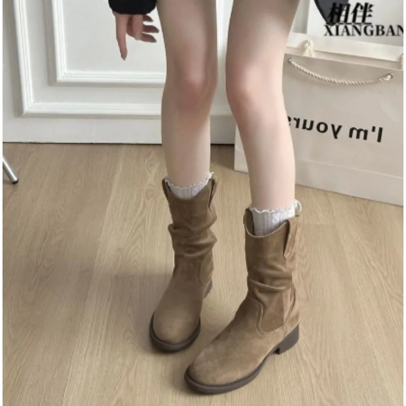 Damen-Stiefeletten aus Kunstwildleder mit flachem Absatz und mittelhoher Schaftweite, zum Überziehen, im Western-Stil mit gerafftem Detail, Retro-Cowgirl-Stiefel für Herbst und Winter. – Detail 5