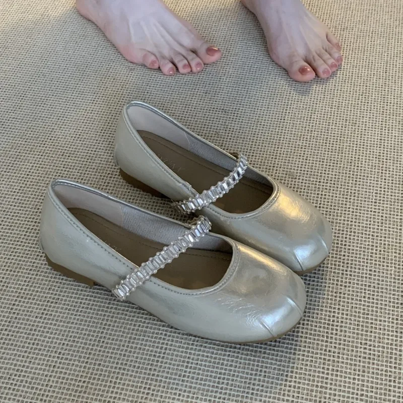 

2025 г., женские летние балетки на плоской подошве, новые летние туфли Мэри Джейн с круглым носком и неглубоким носком, с юбкой и ремешком из стразов