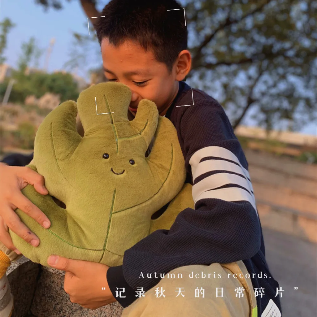 Simulation Plush Leaf Hug Pillow Cartoon Maple Leave Throw Pillow Soft Stuffed Plant Toy Soft Leaf Plushies for Girls Home Decor