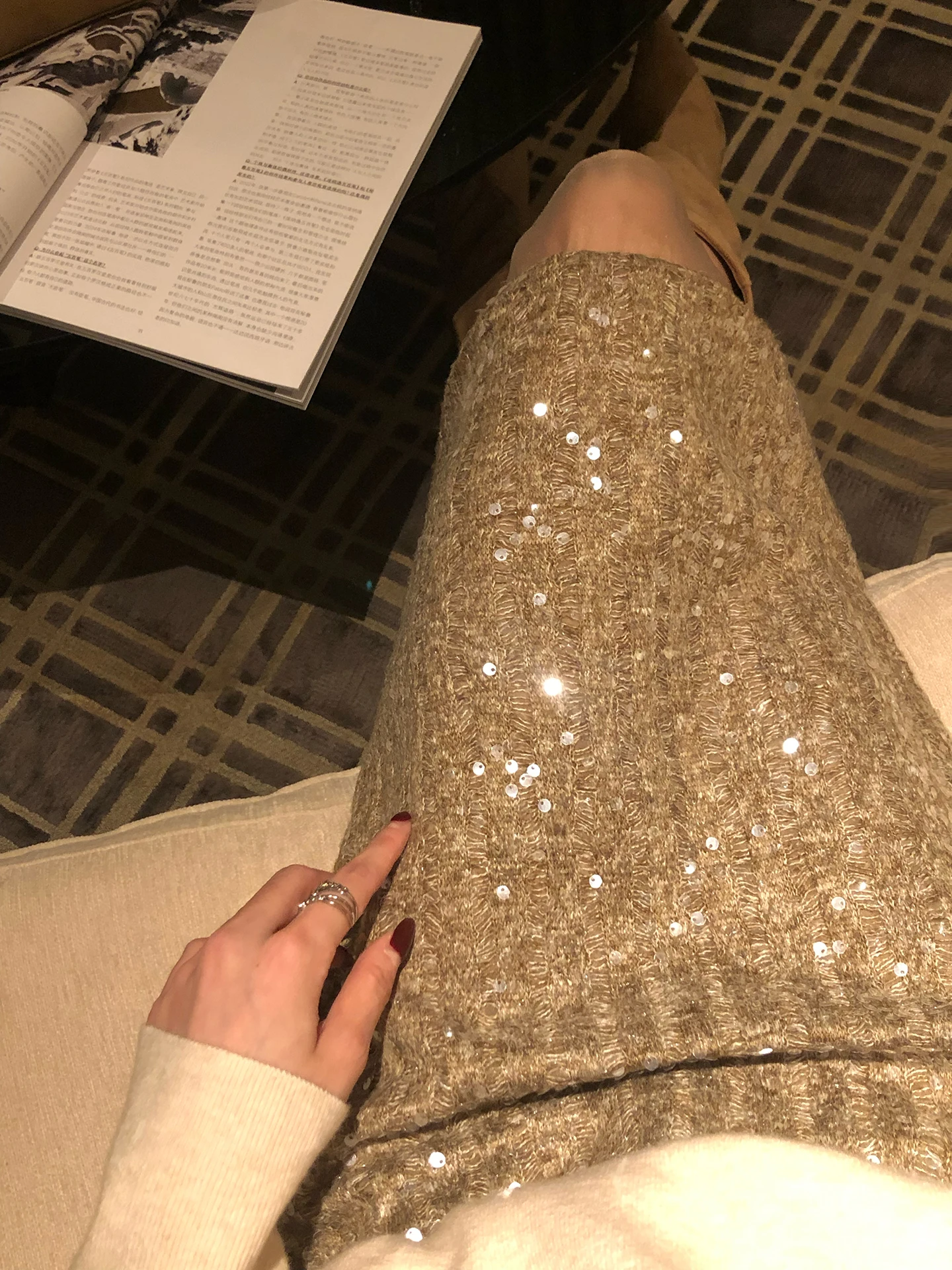 

Вязаная юбка с высокой талией, универсальная повседневная юбка средней длины для женщин на зимний сезон, с яркими декоративными элементами.