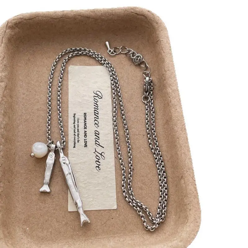 Charmante Halsketten mit Anhängern in Form von Fischen aus Metall und Süßwasserperlen für Damen, vergoldet oder versilbert, mit Kastenkette und Choker-Design. – Detail 5