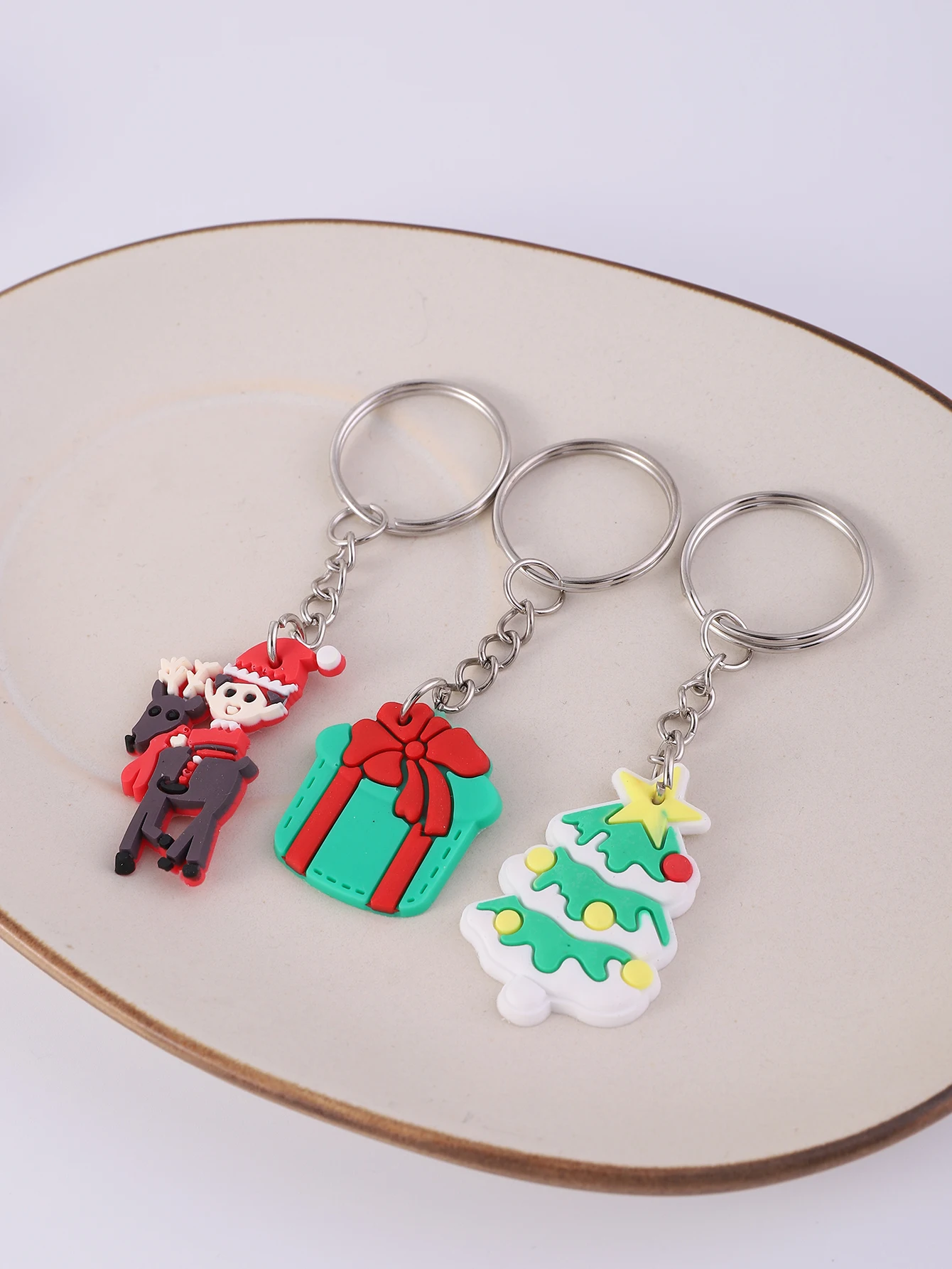 16pcs Christmas Gifts keychain, Ornament Purse Bag Santa Claus Christmas tree Deer Pendant keyring, mini Cute Classroom Prizes