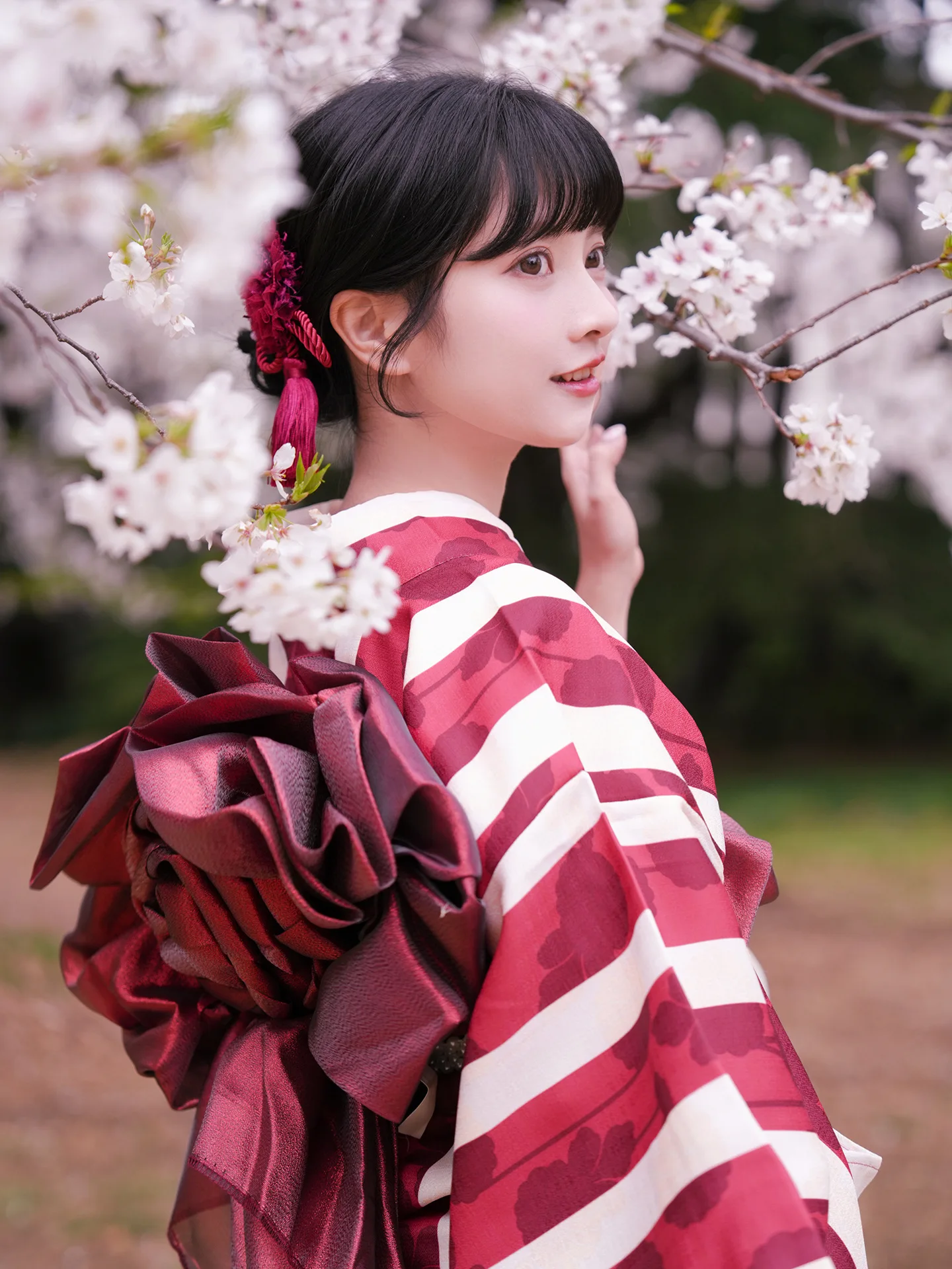 Ensemble kimono pour femme à rayures rouges – Tenue de séance photo de style japonais résistante aux rides