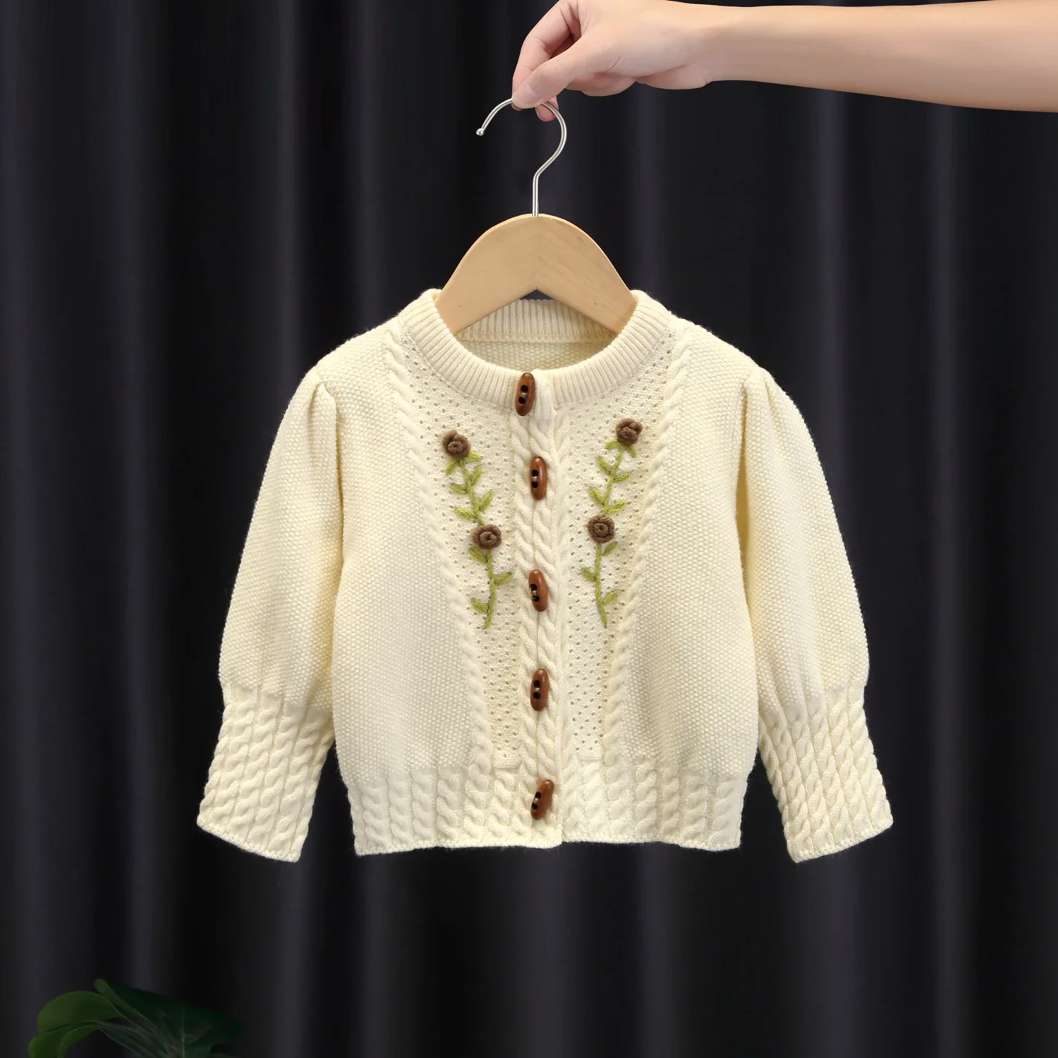 

Трикотажный свитер из шерсти для девочек 4-5 лет