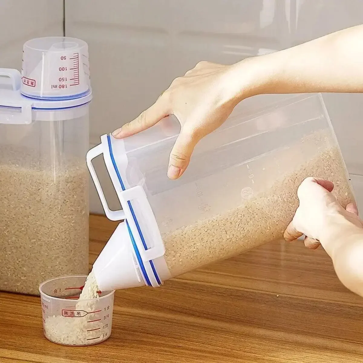 

【Hot sales】1pc Rice And Grains Food Storage Canister With Measuring Cup, Kitchen Moisture-proof And Insect-proof Dust-proof