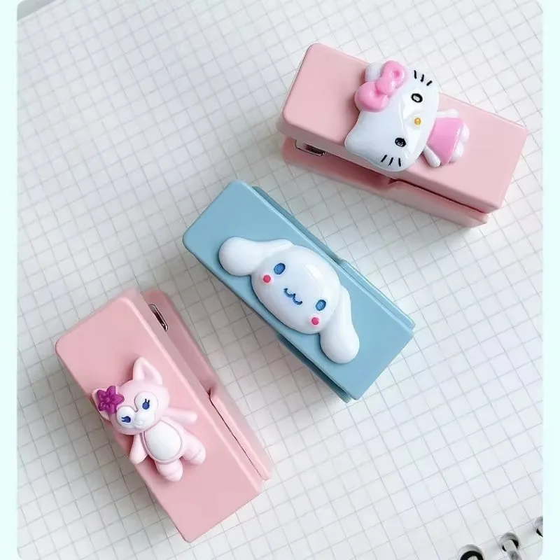 Lief En Schattig Girly Hart Sanrio Hellokitty Cinnamoroll Kuromi Student Nieuwe Cartoon Mini Prachtige Draagbare Nietmachine Briefpapier