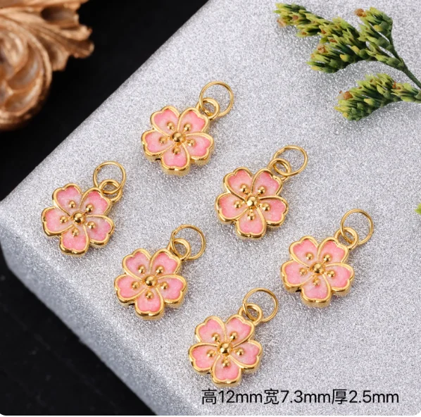 

Подвески в виде цветов 18 карат, золото, мелкие детали