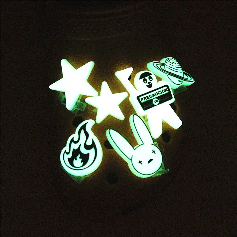 Original 1 Uds. De abalorios luminosos de PVC para zapatos, decoraciones divertidas y brillantes con forma de planeta, estrellas, llama, hebilla de diseñador, regalos para niños