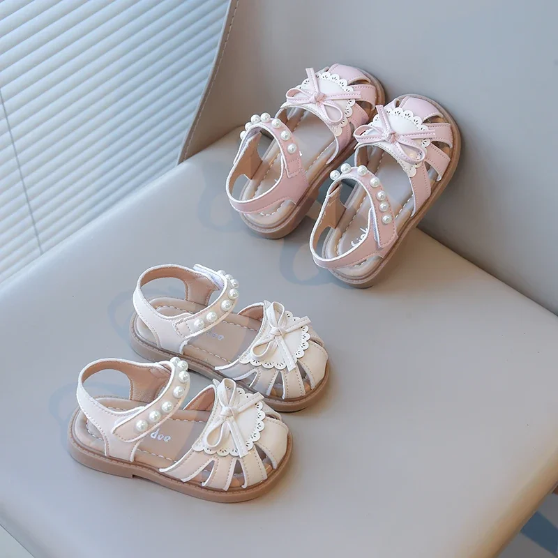 

2025 Summer Girls Sandals Kids Beach Shoes Toe-capped Anti-kick with Bow-knot Hollow with Pearls Beaded Princess Sweet Chic Soft