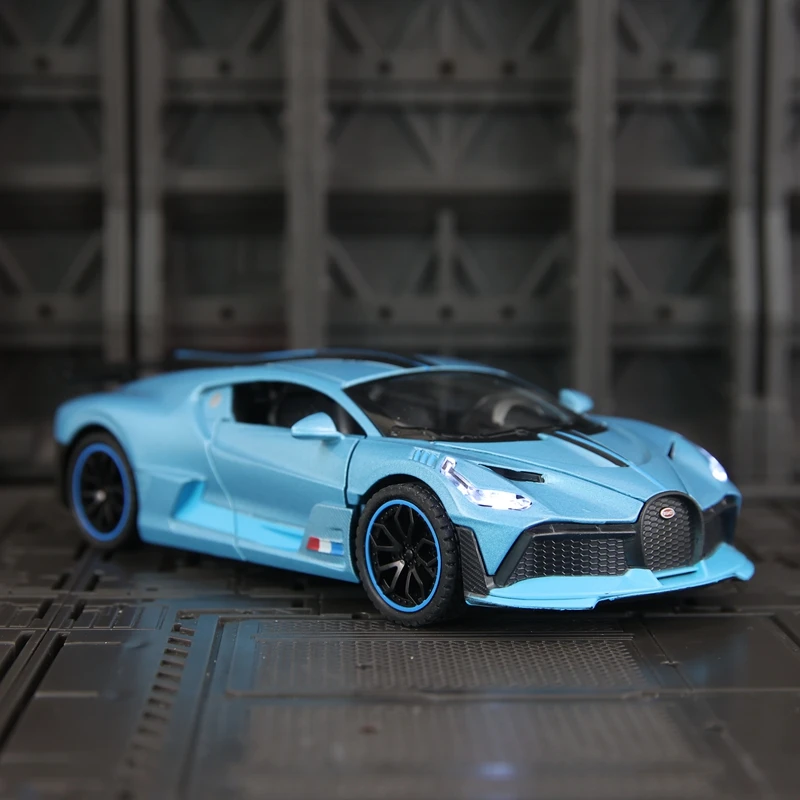1:32 Bugatti Divo modelo de coche de aleación, puertas y capó de motor, el maletero se puede abrir tiene funciones de sonido y iluminación simuladas