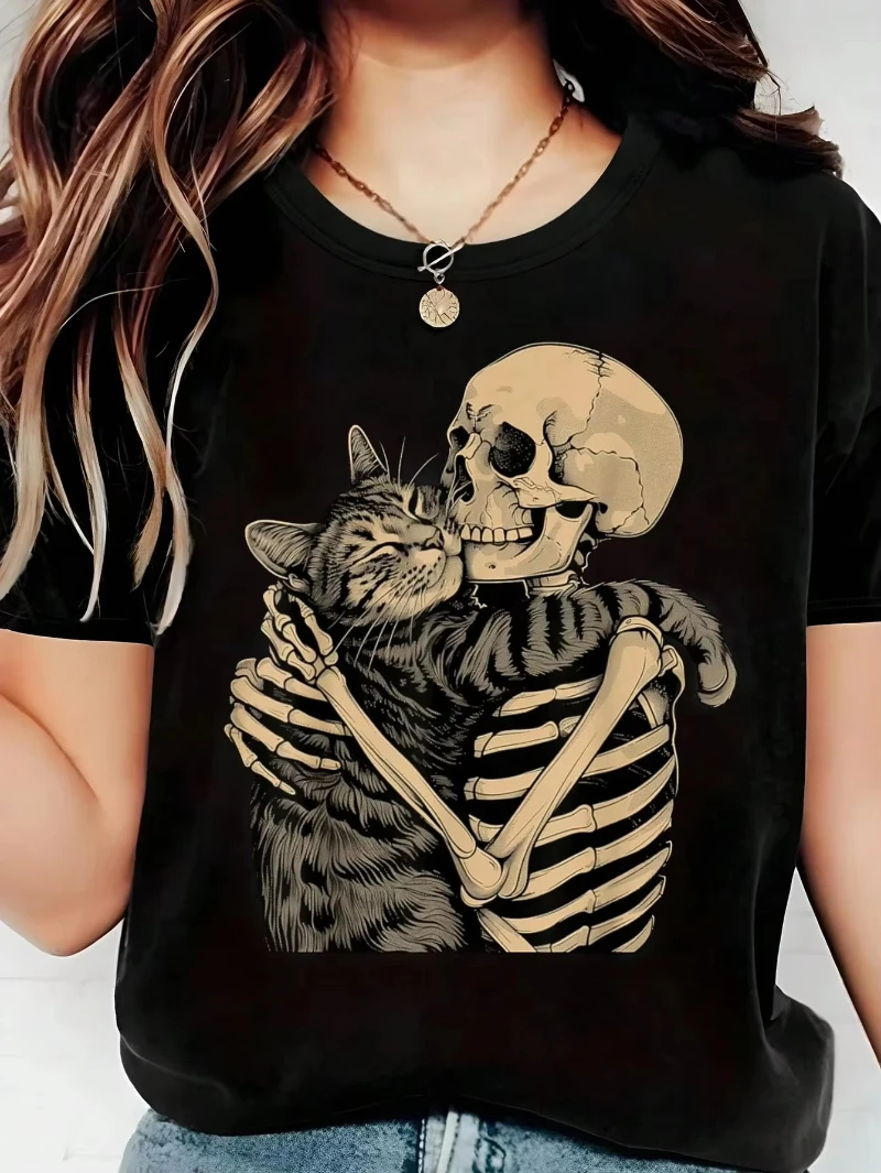 

2025 "Череп и кошка объятий" футболка с круглым вырезом с принтом Повседневная удобная универсальная женская футболка с коротким рукавом подходит для лета