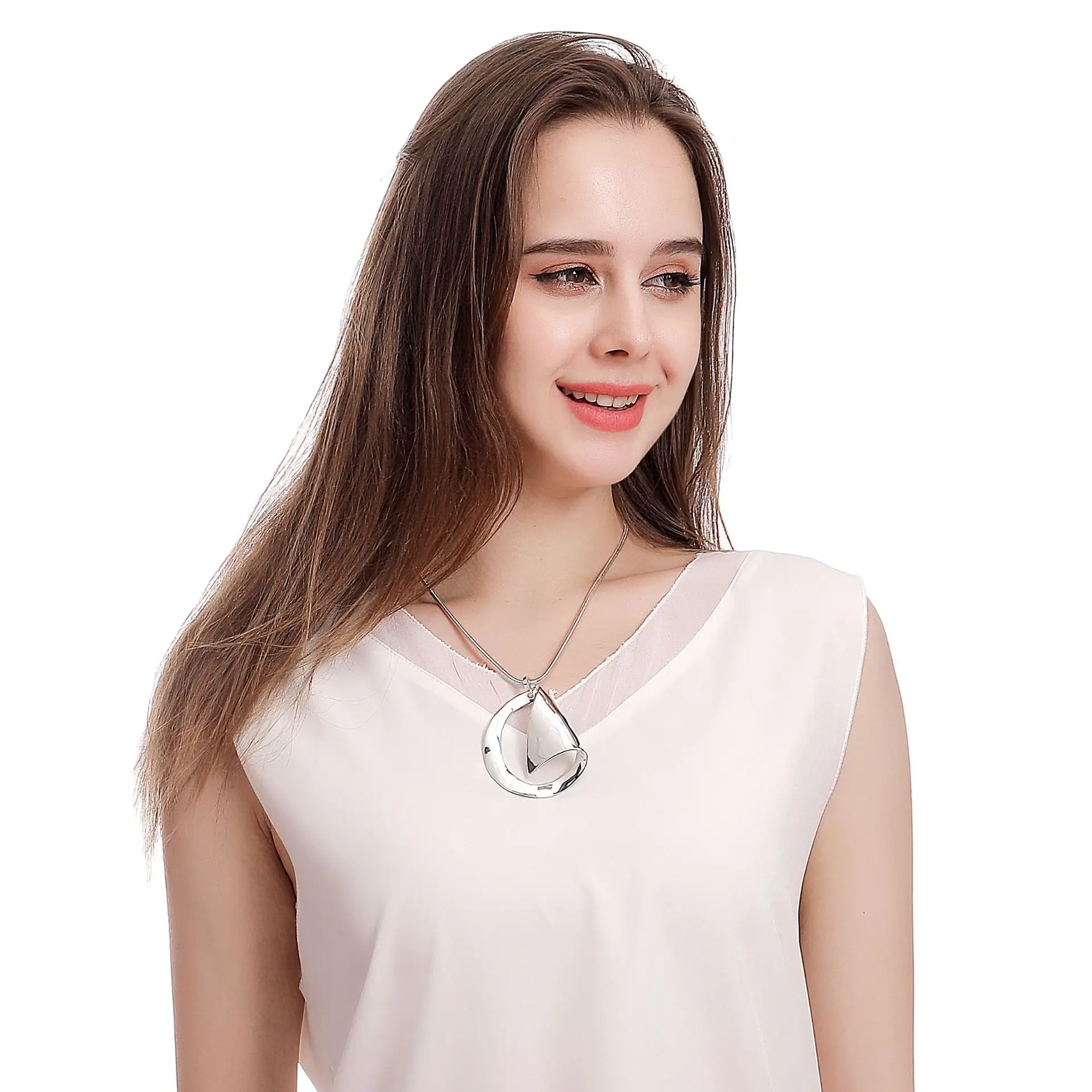 popular European and American geometric fashion short women's metal collarbone chain pendant short