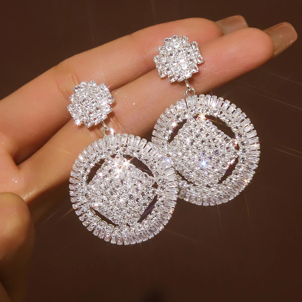 European and American Luxury Temperament, Round Flower, Dynamic Diamond Studded Earrings for Women, Super Sparkling