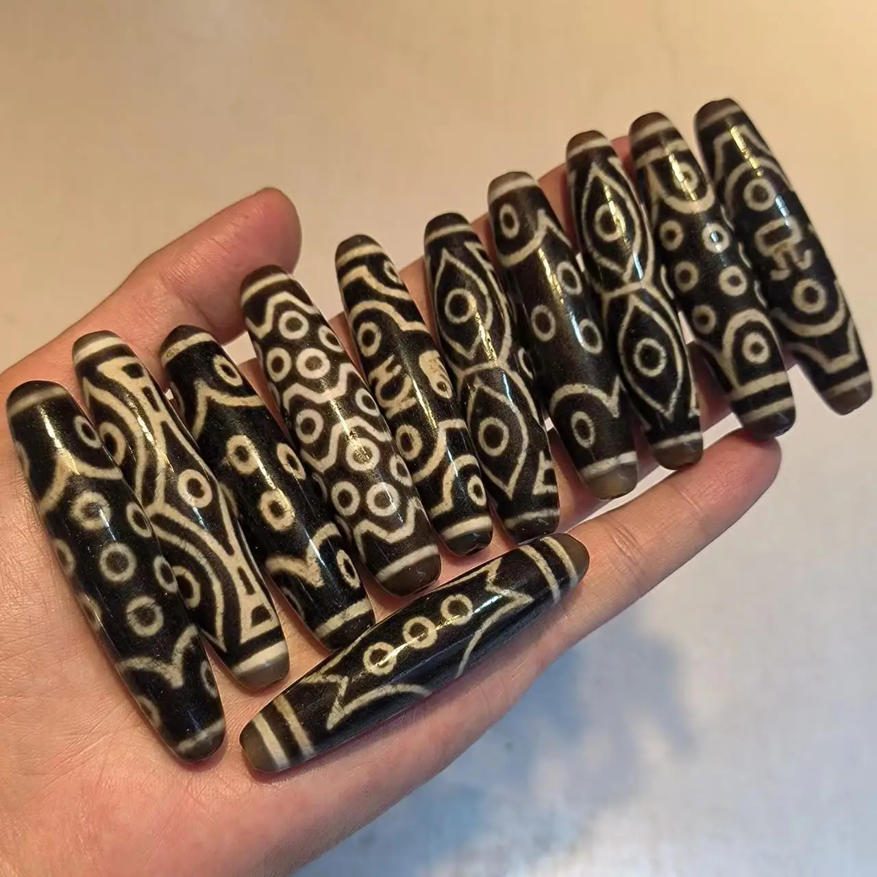 

50pcs/lot Natural variety of rare patterns old agate dzi wholesale Black and yellow Weathering lines Tibetan style DIY taki