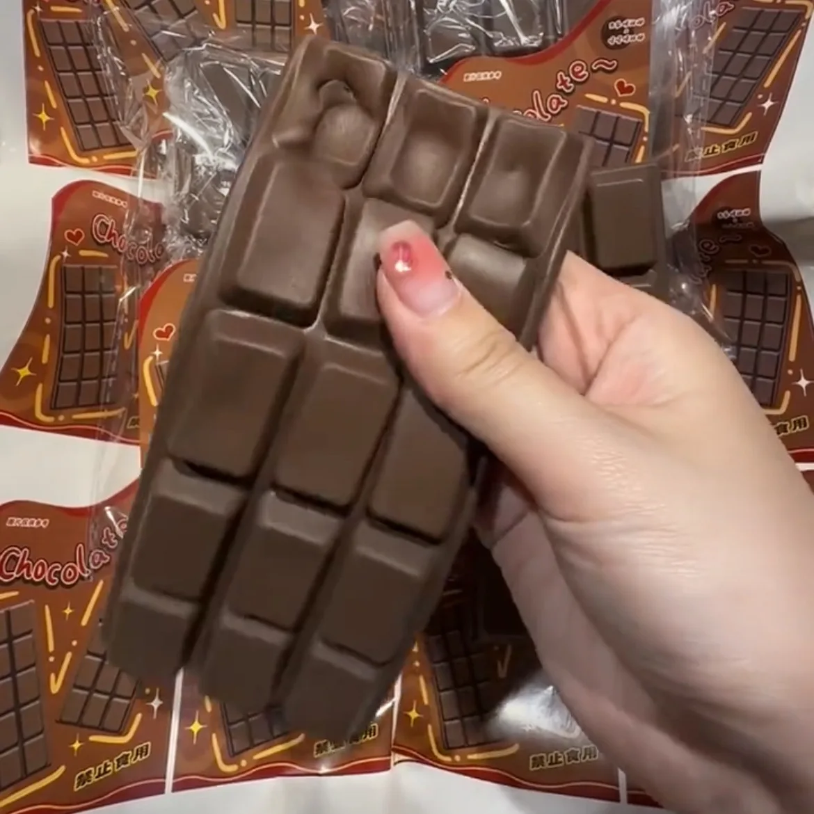 ของเล่นบีบช็อกโกแลตจำลอง ทำจากวัสดุ PU นุ่ม บีบแล้วคืนรูปช้า ของเล่นคลายเครียดสำหรับสำนักงาน ช่วยผ่อนคลายมือ ครีมช็อกโกแลตบีบเล่น