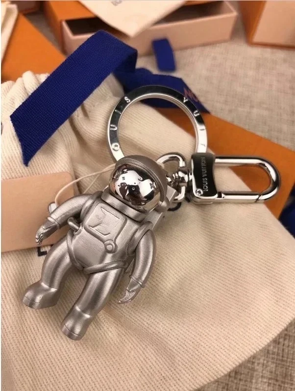 

New titanium steel astronaut keychain astronaut pendant small gift car keychain cartoon doll keychain pendant
