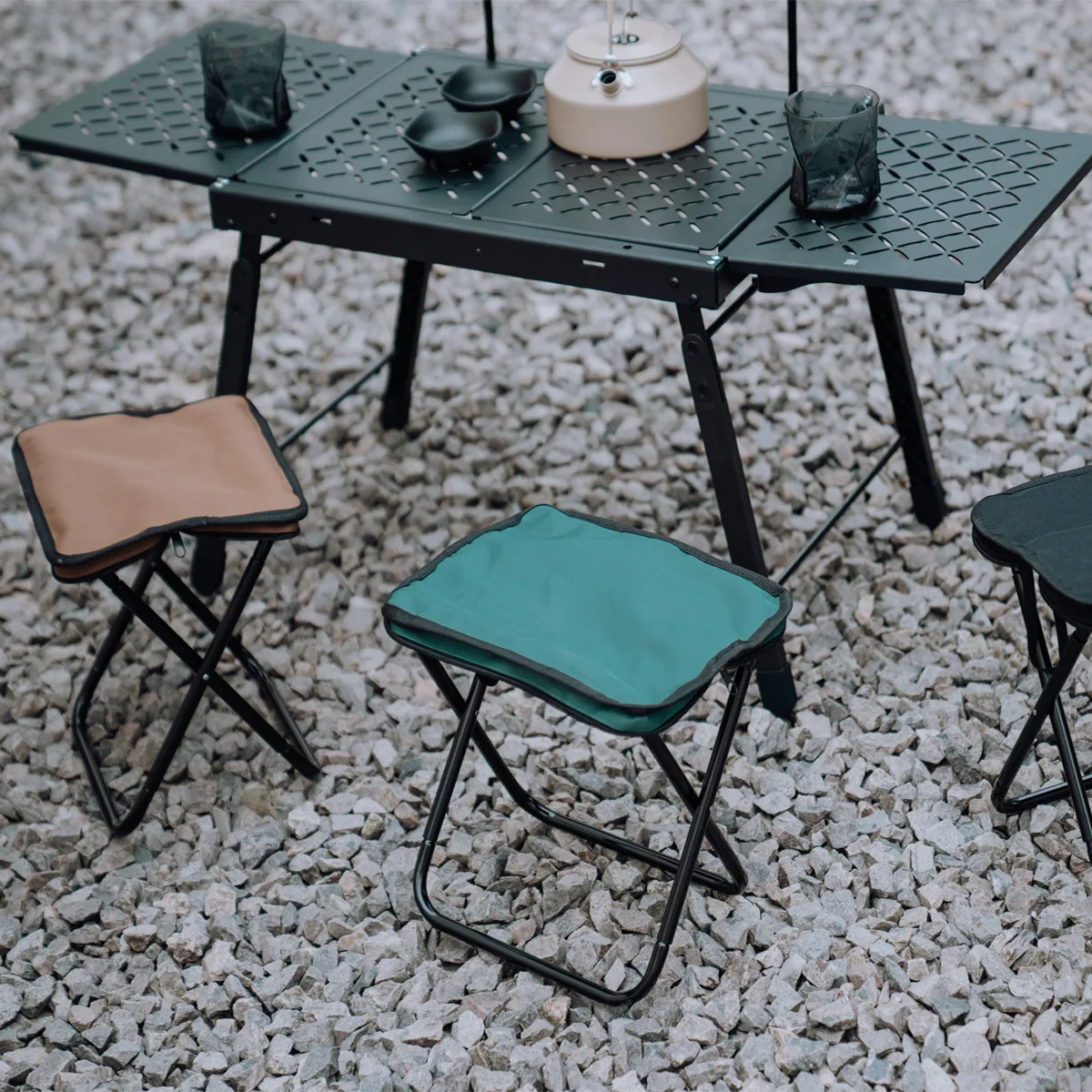 屋外折りたたみスツールポータブル超軽量旅行列車シートレスハンドバッグ小さなスツール釣りスツール除去キャンプチェア