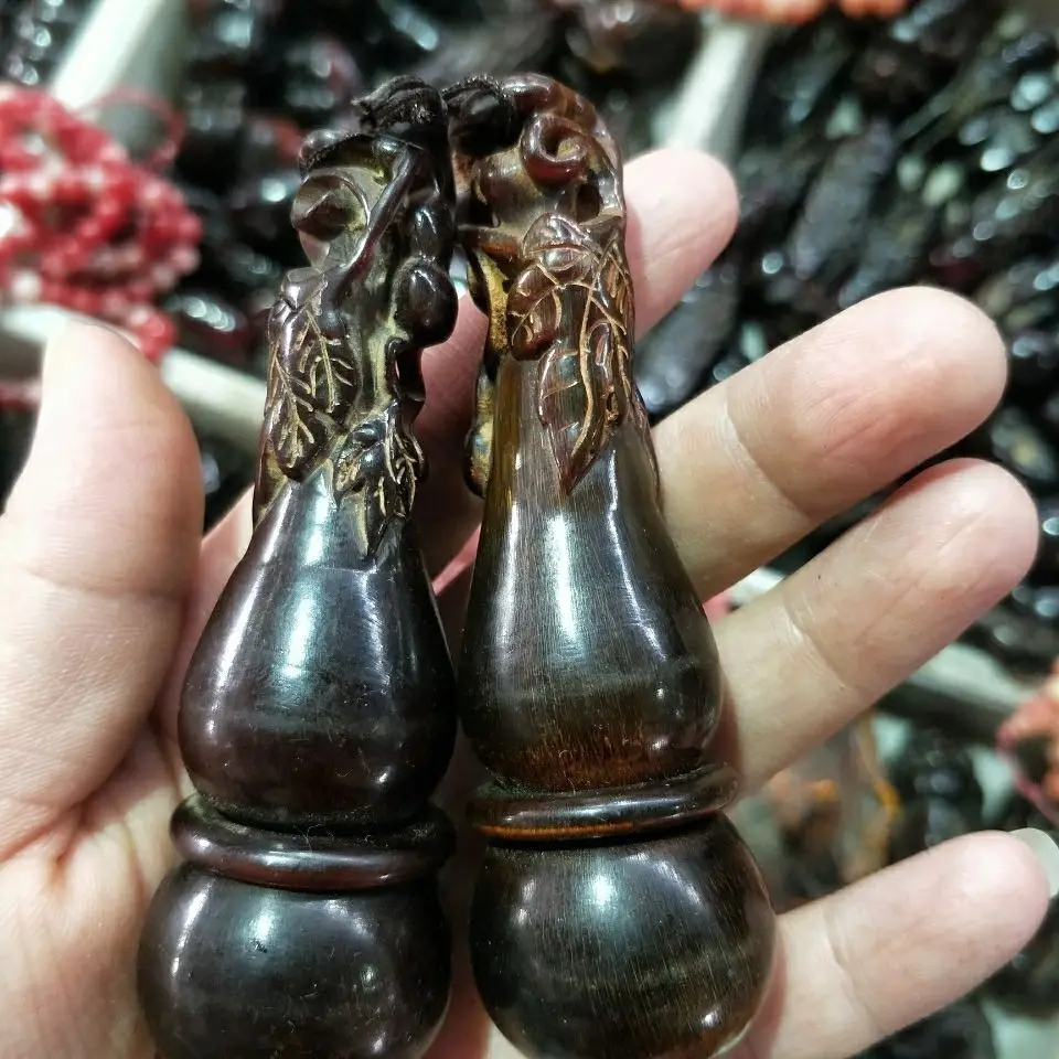 Fidelity natural old yak horn Fulushou hand twist gourd cultural and play miscellaneous old carving hand handle pendant pair ant
