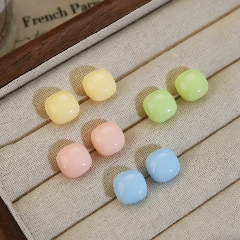 2026 Neue Makronen-Farbene Quadratische Mini-Ohrstecker Vielseitige Sommer-Accessoires für Damen im Urlaubsstil Schmuckdesign für Mädchen – Detail 9