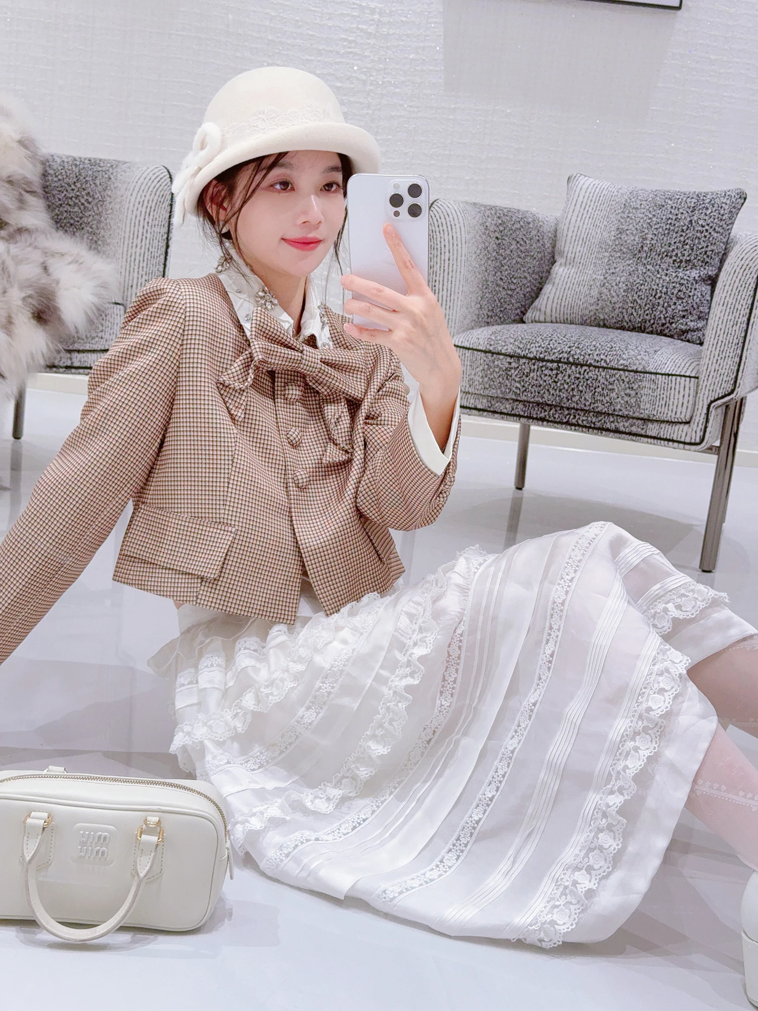 มิสลักชัวรี่ เรโทร สเล ชุดสูทสตรีแบบสั้นพร้อมโบว์ผูก ดีไซน์สำหรับฤดูใบไม้ผลิและฤดูใบไม้ร่วง ทรงเข้ารูป ชายเสื้อตรง แขนยาว