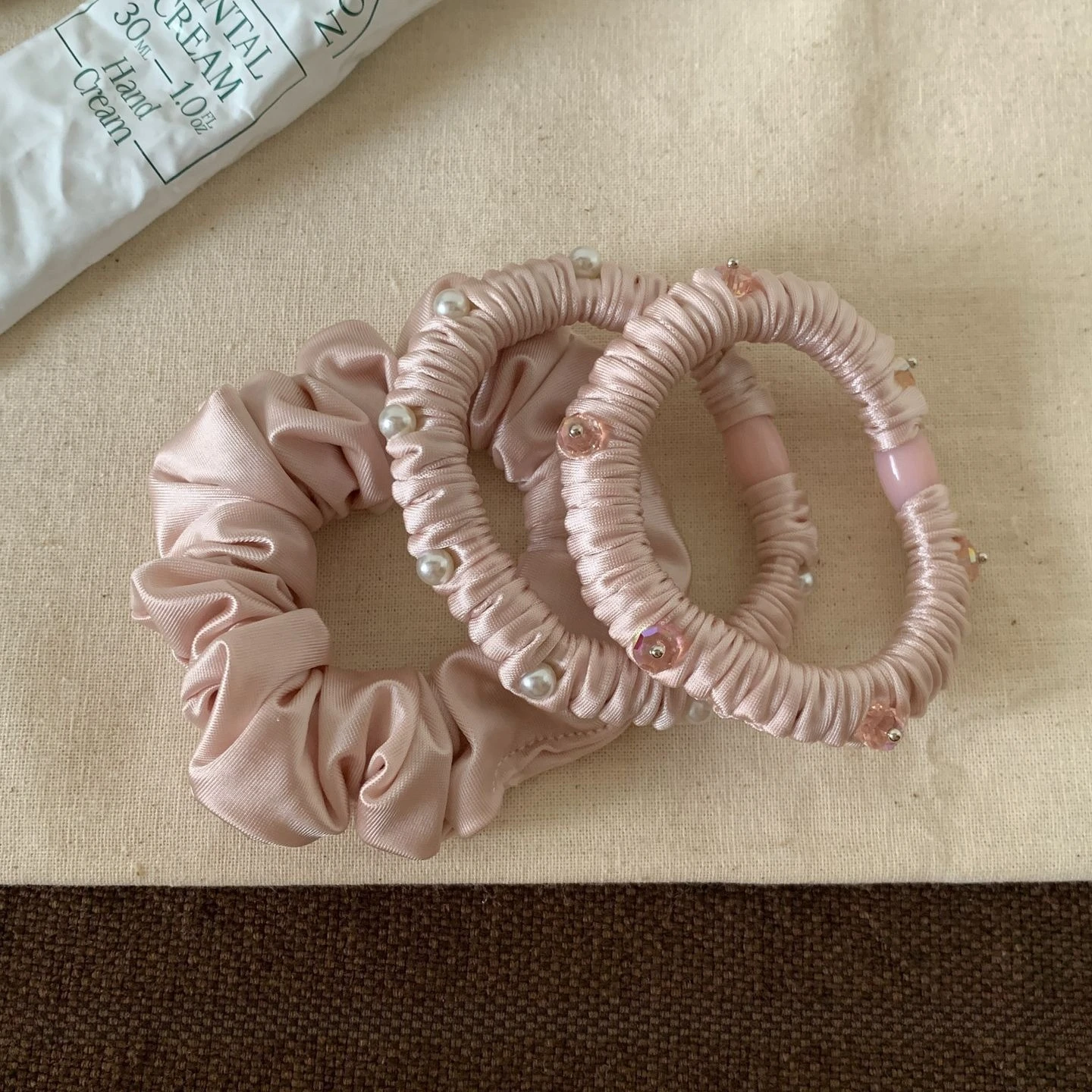 3 Stück Einfache Perlen-Kristall-Haargummis Hochelastische Schlichte Satin-Plissee-Scrunchies Haaraccessoires Satin-Falten-Haargummis – Detail 6
