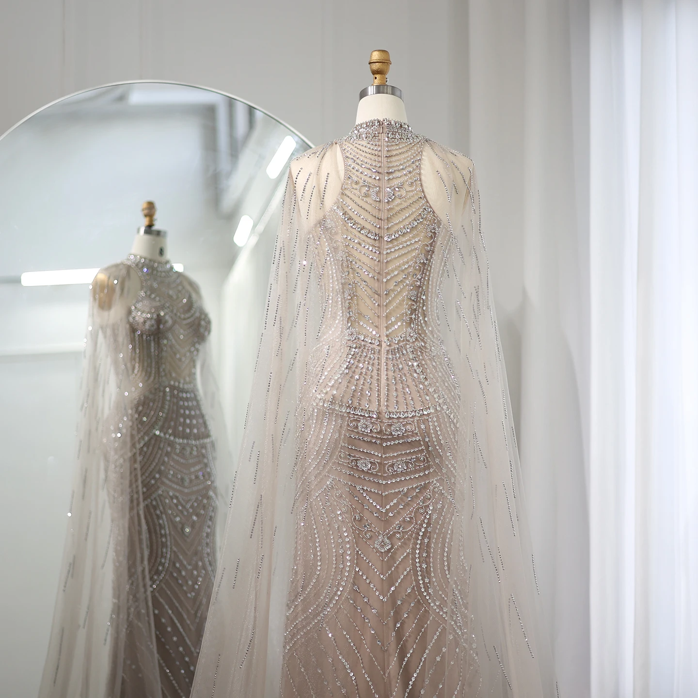 Sharon Said Luxuriöses Dubai-Karamell-Meerjungfrauenkleid für Hochzeitsfeier, mit Cape-Ärmeln, hohem Kragen, Abendkleid SS077, maßgeschneidert – Detail 9