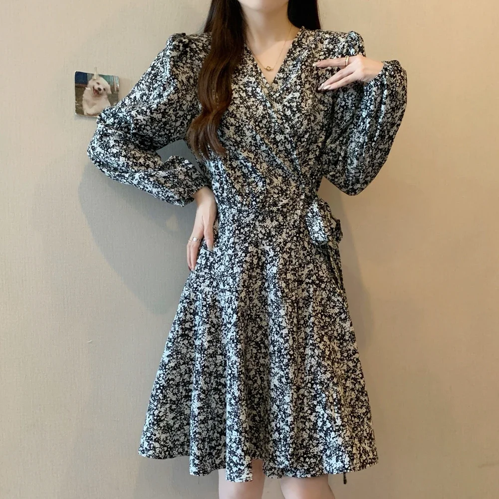 2024 Spring and Autumn plus size women's exudes a sense of luxury, with a figure wearing a V-neck floral long sleeved dress