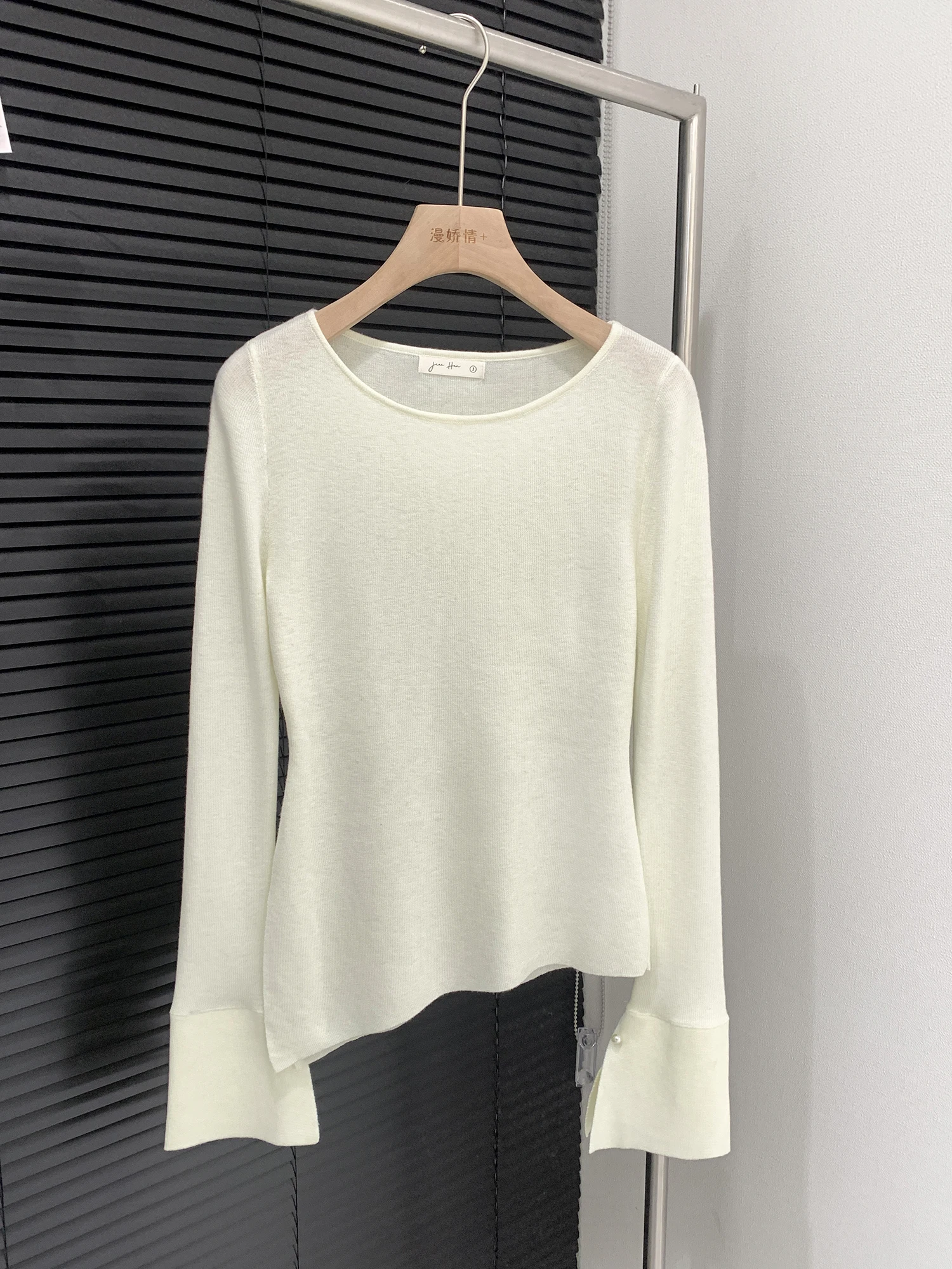 Elegant Loose Long Sleeve Knitted Sweater Women's Casual Bell Sleeve High-End Feeling Top Comfortable Polyester Fiber Knitted view 4