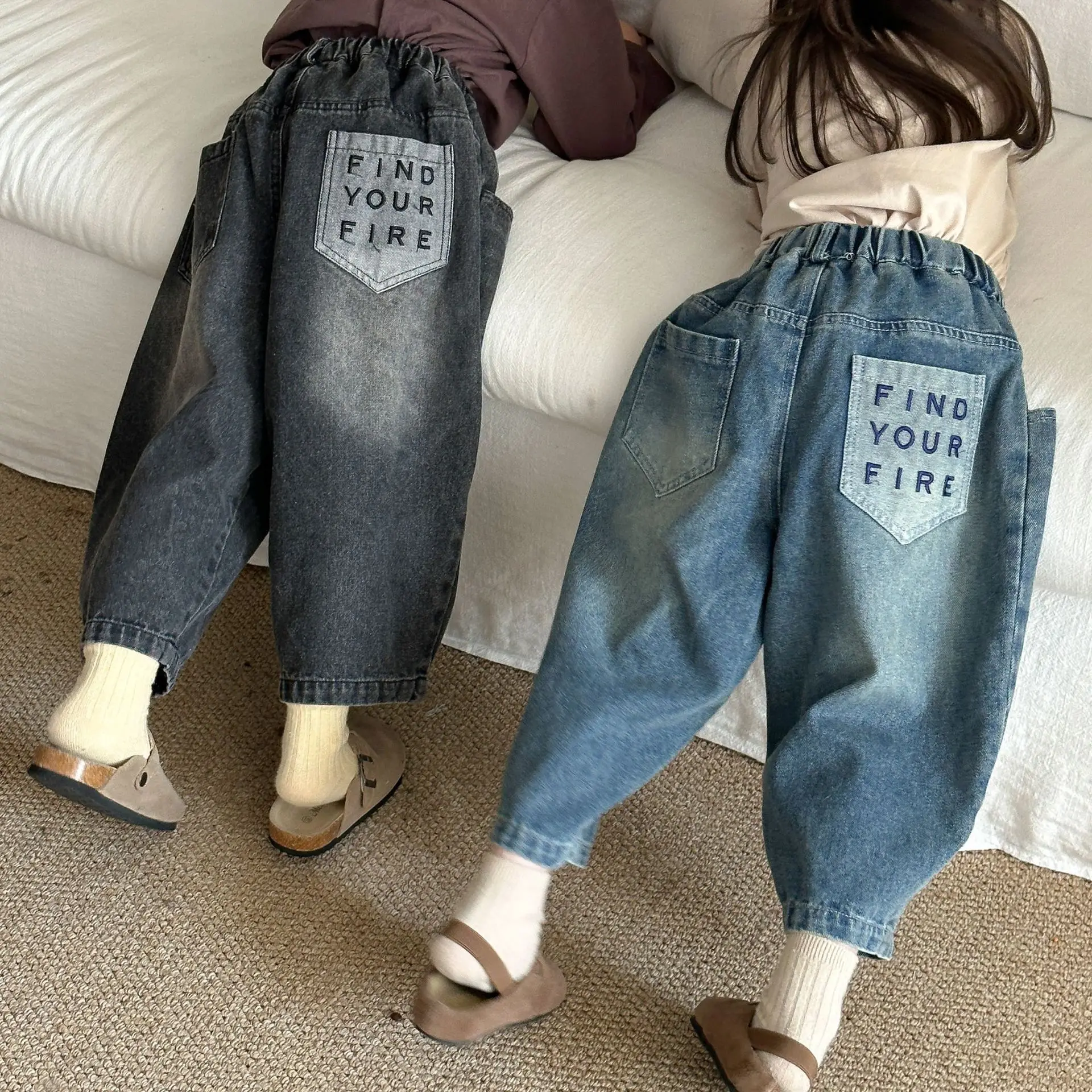 

Новинка осени 2024, детские джинсовые брюки, свободные джинсы с надписью для девочек, универсальные шаровары для мальчиков, детские повседневные штаны, одежда для малышей