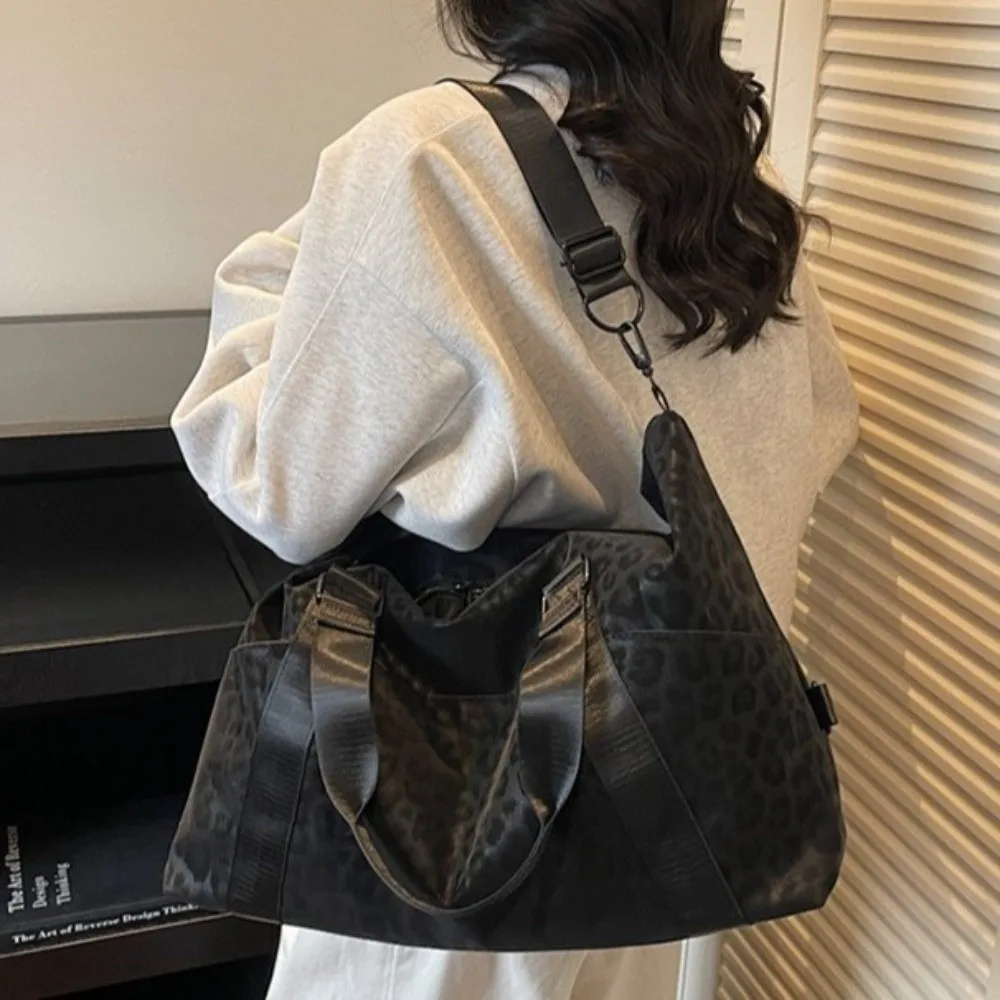 New Leopard Print Travel Duffle Bag Large Capacity Adjustable Strap Travel Handbag PU Leather Lightweight Shoulder Bag For Women