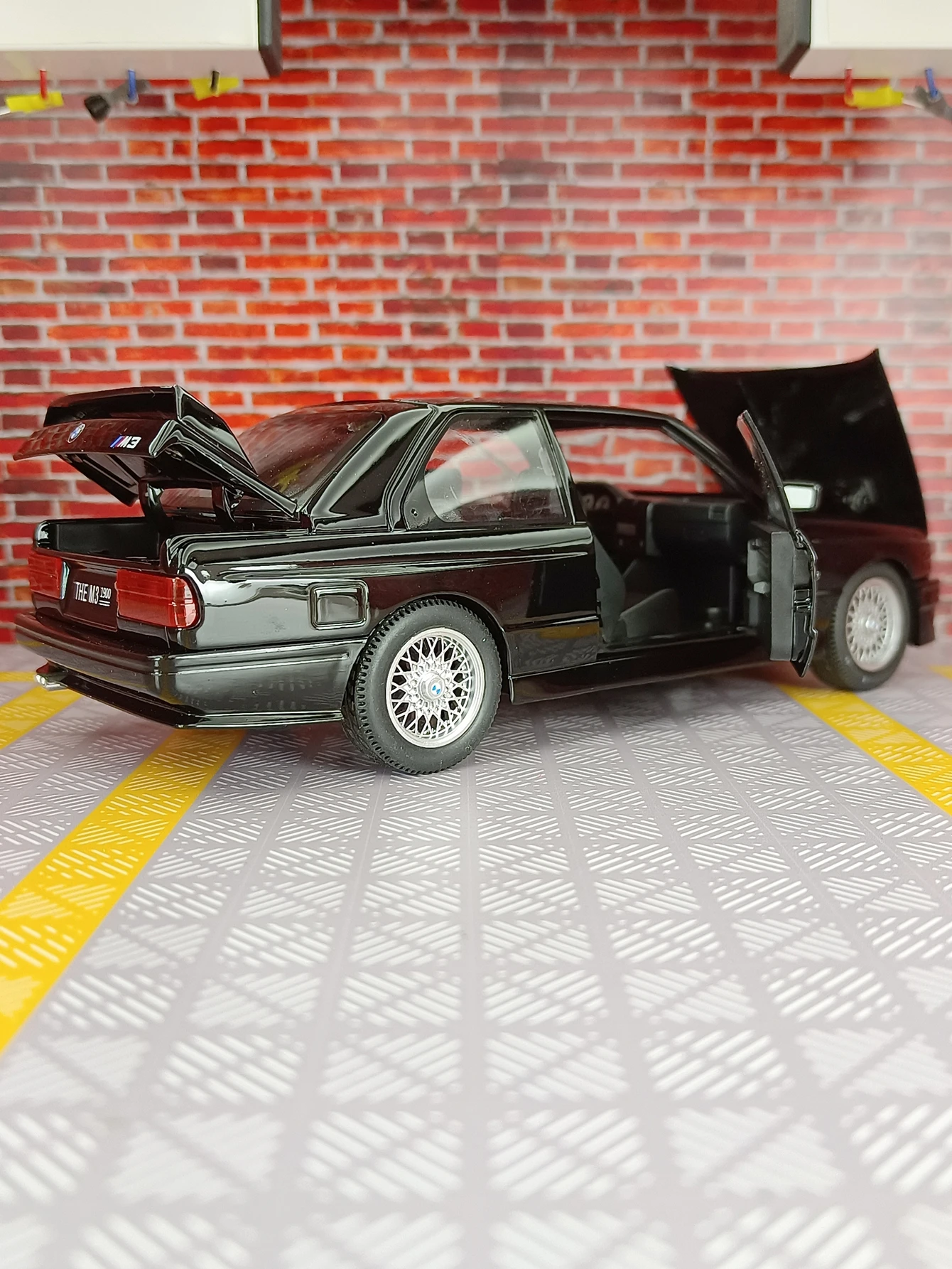 Simulación 1:24 BMW M3 E30 1988, adorno de modelo de coche de aleación, colección de puertas y capó de motor, el maletero se puede abrir