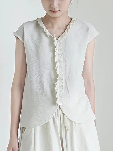 

Белый шелковый топ с V-образным вырезом для женщин, летняя новинка, дизайн с небольшими рукавами, свободный крой, стильный и модный.