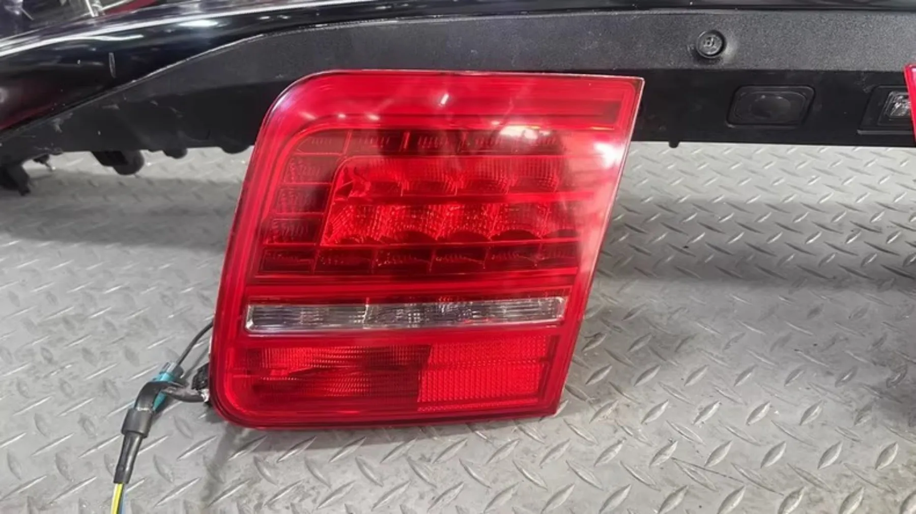 

2pcs for Audi A8 D3 Car Tail light inner light Brake light Turn signal Reverse light