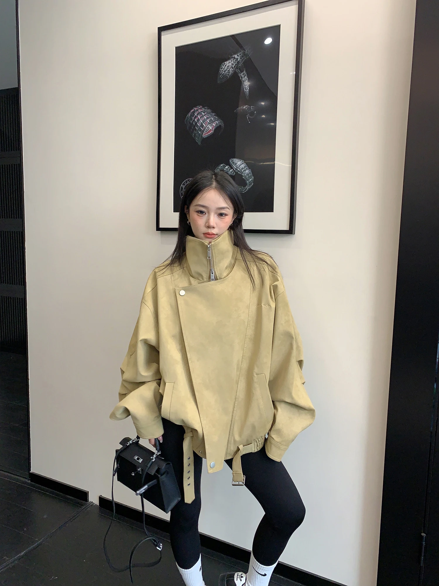 

Женская винтажная куртка-жакет из искусственной кожи в стиле ретро, свободного кроя, с цветочной вышивкой, на молнии, от бренда Oisis, весенняя коллекция