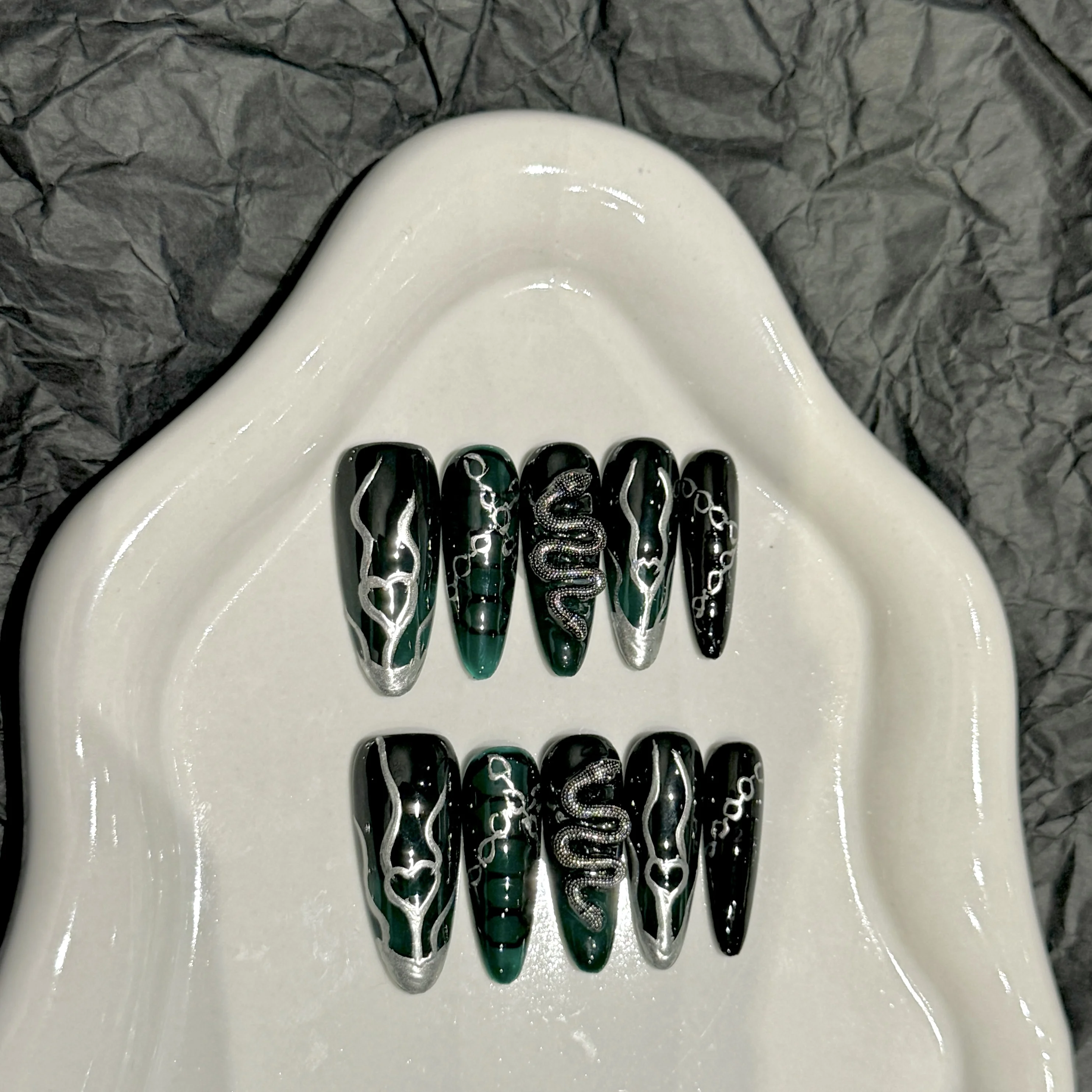 

10pcs Handmade Press-On Nails – European & American Style, （Green Serpent Inspired）, Unique Abstract 3D Carved Design