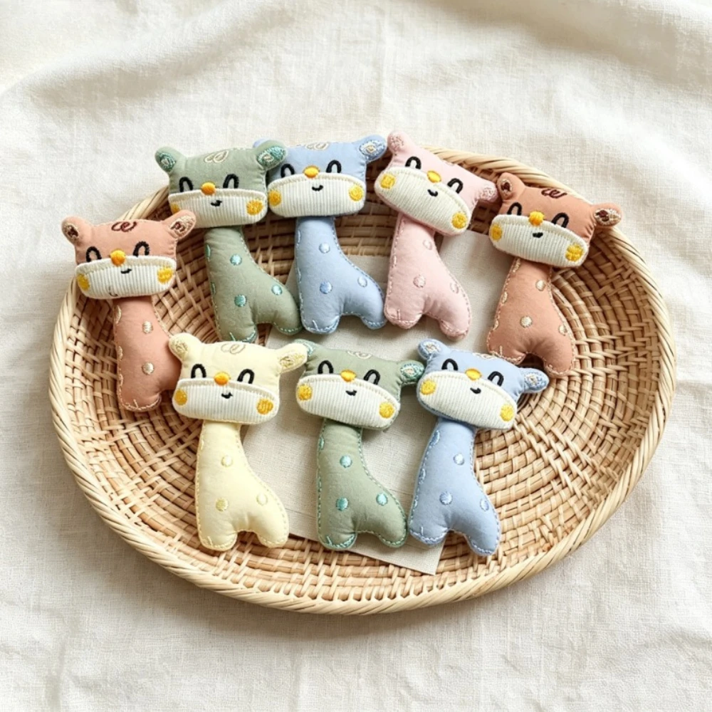 New Smiling Giraffe Brooch Cartoon Fabric Deer Figurine Clothing Pin Diy Decorative Accessories