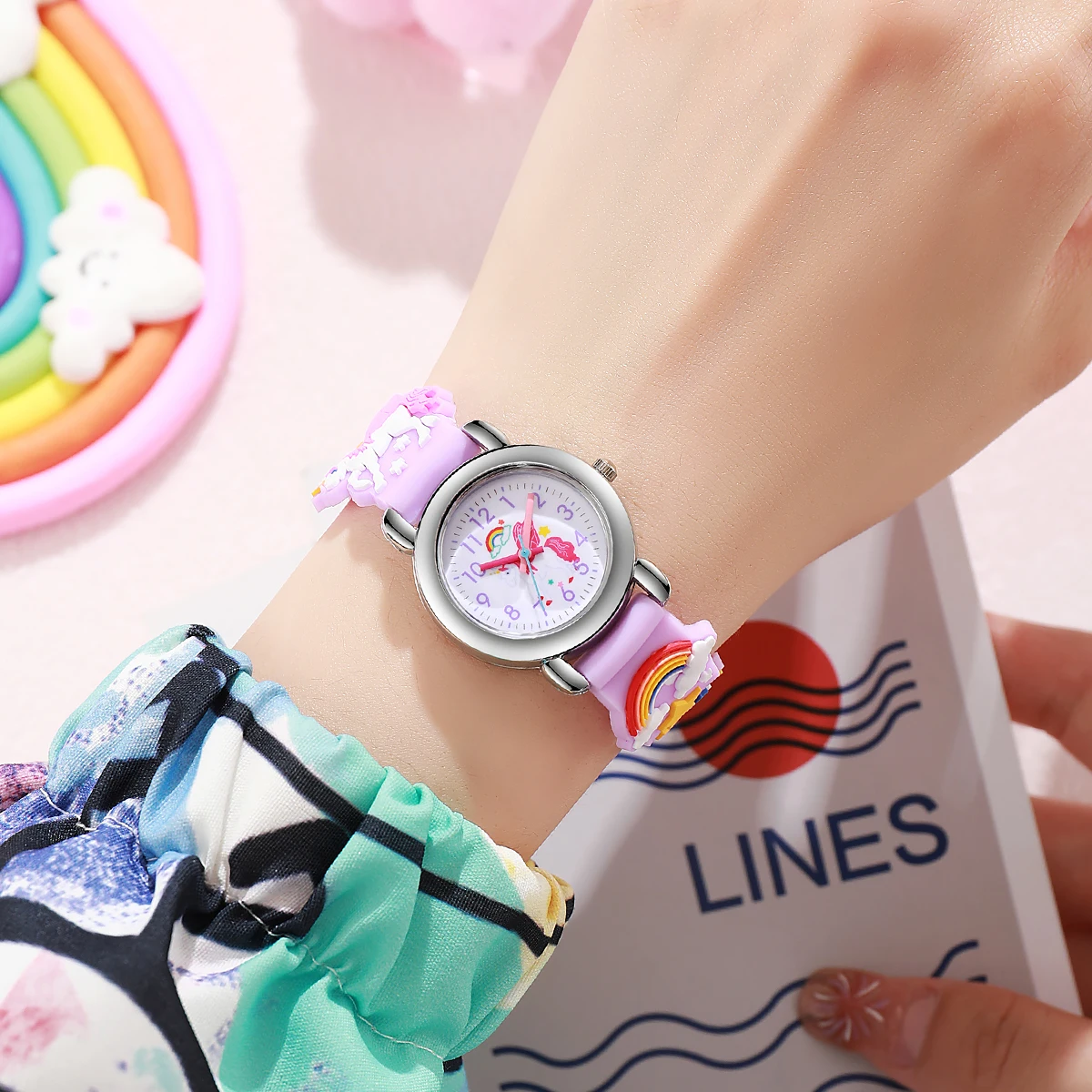 Simpatico orologio al quarzo con cinturino in silicone 3D fantasia unicorno arcobaleno con lancette colorate, adatto per regali di Natale e Halloween