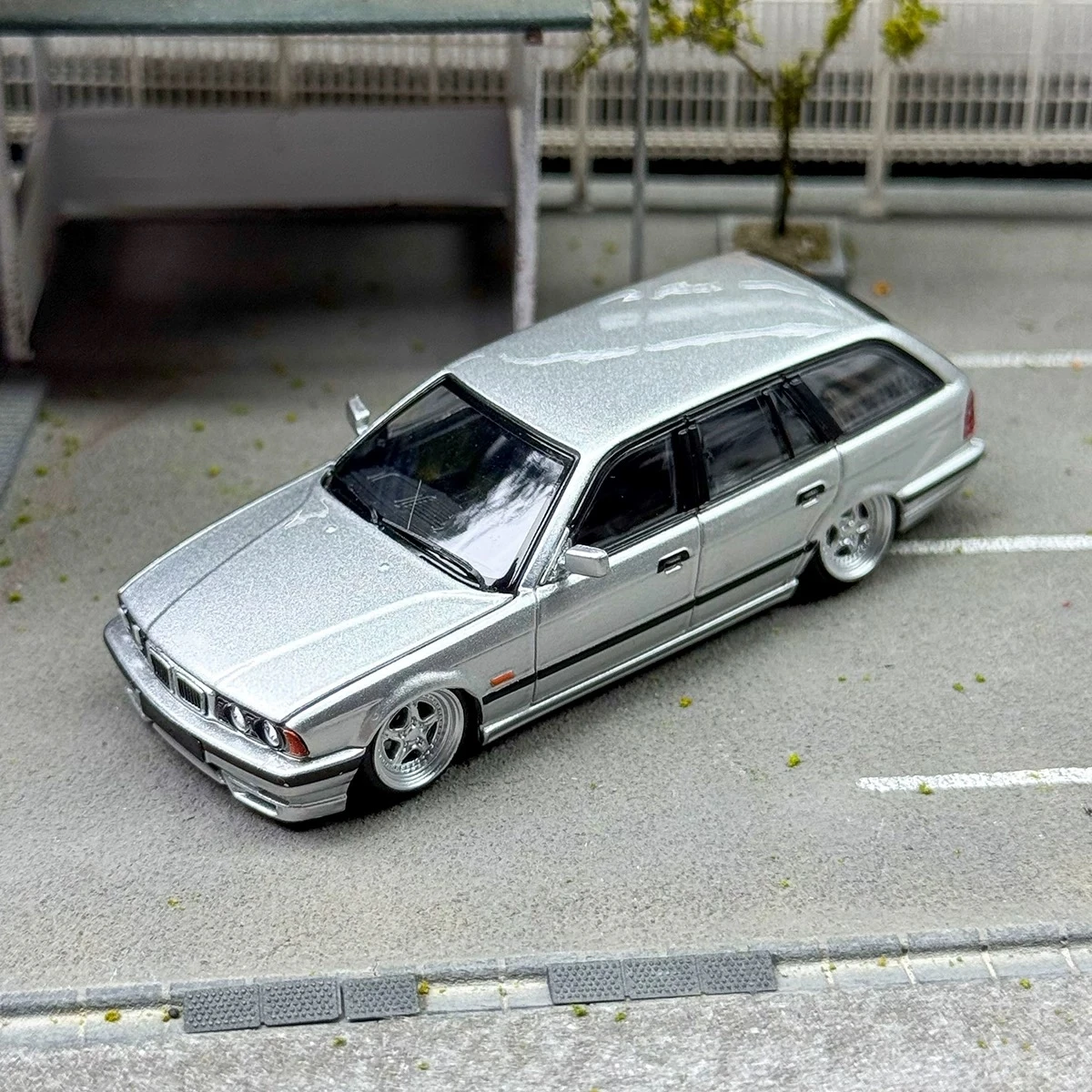 

Модель автомобиля Mortal 1:64 E34 TUORING Dieacst