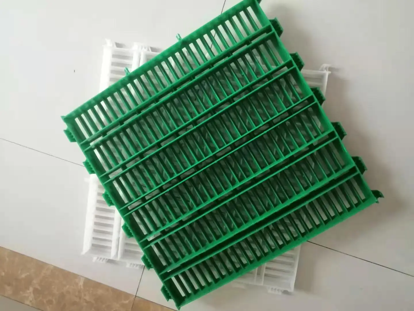 Heavy Duty Plastic Slatted Floor for Sow Farrowing Crates 10 Pcs Minimum Order Farm Pig Farrowing Pen Flooring