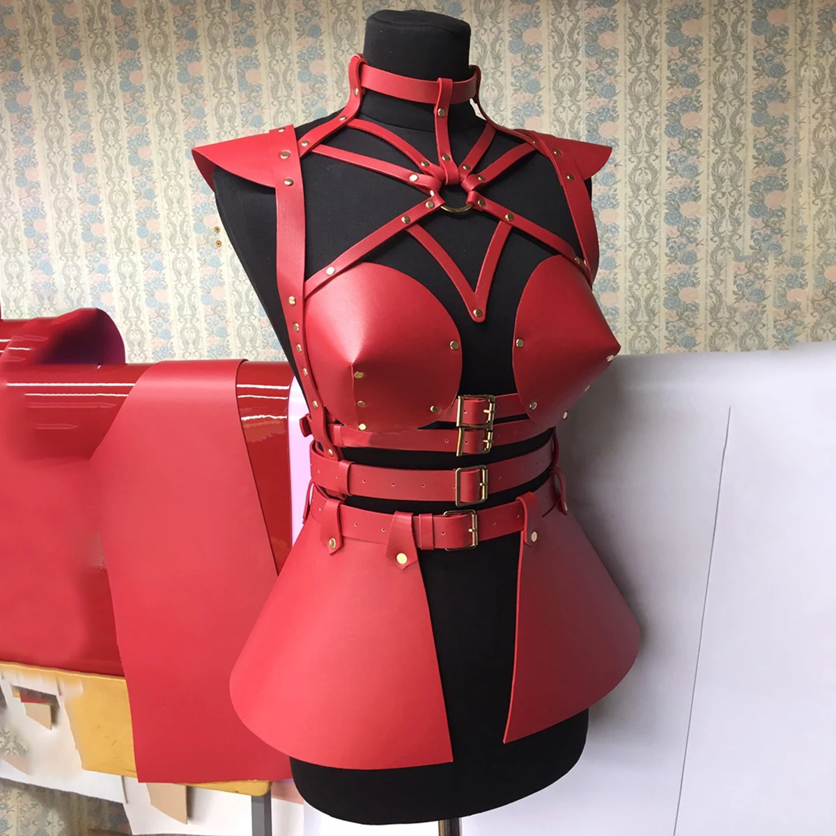 

Женский сексуальный костюм из искусственной кожи с бюстгальтером, космический костюм на спине, готический костюм на бретельках с метушкой, голографический кожаный костюм