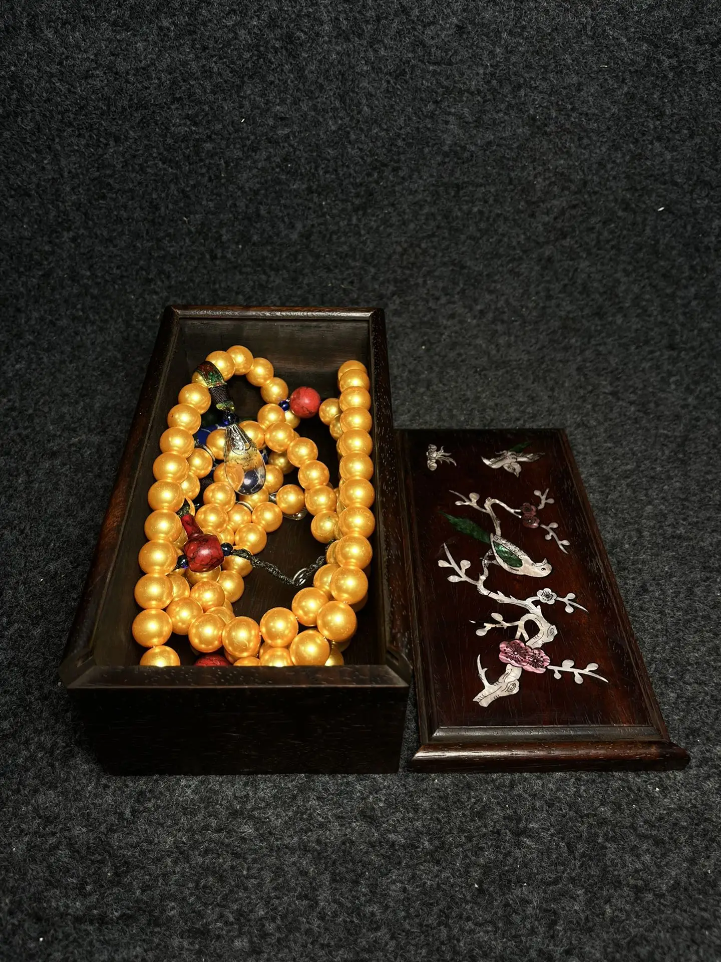 The Exquisite Rosewood box Contains Jade Beads With a Beautiful Appearance That is worth Collecting and Commemorating