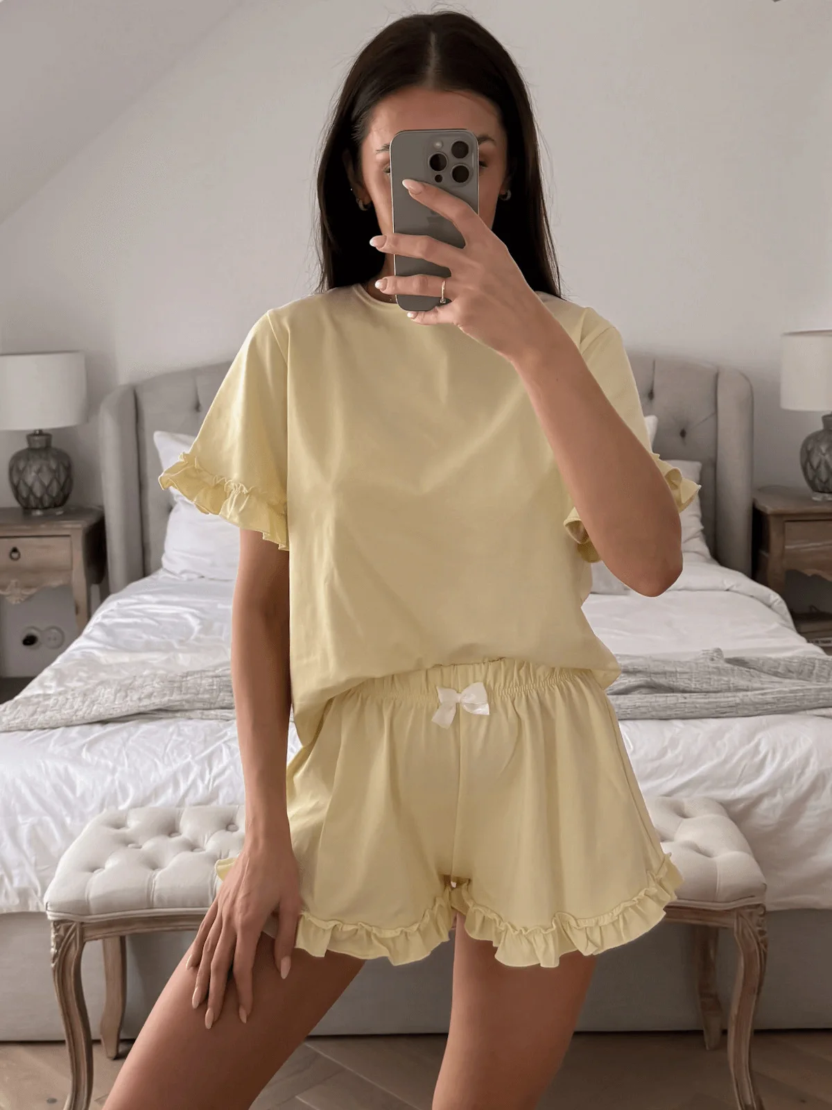 

Новинка лета 2026: Комплект пижамы с рюшами для женщин, однотонный, с круглым вырезом, короткий рукав, топ и шорты с бантом, модный повседневный домашний костюм
