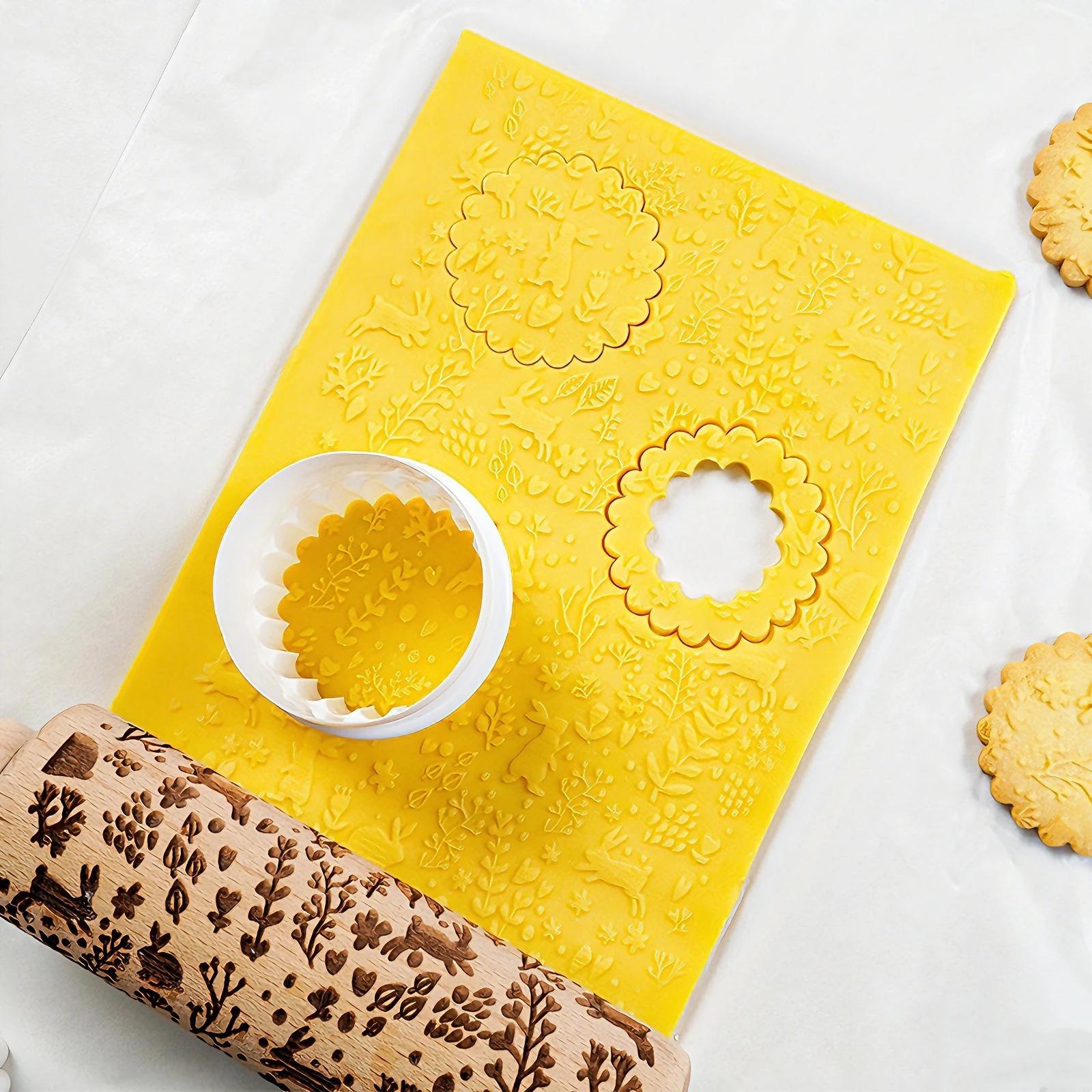 

Christmas Wooden Rolling Pin 3D DIY Engraved Embossing Rolling Pins with Strawberry Dinosaur Rabbit Pattern for Baking Cookies