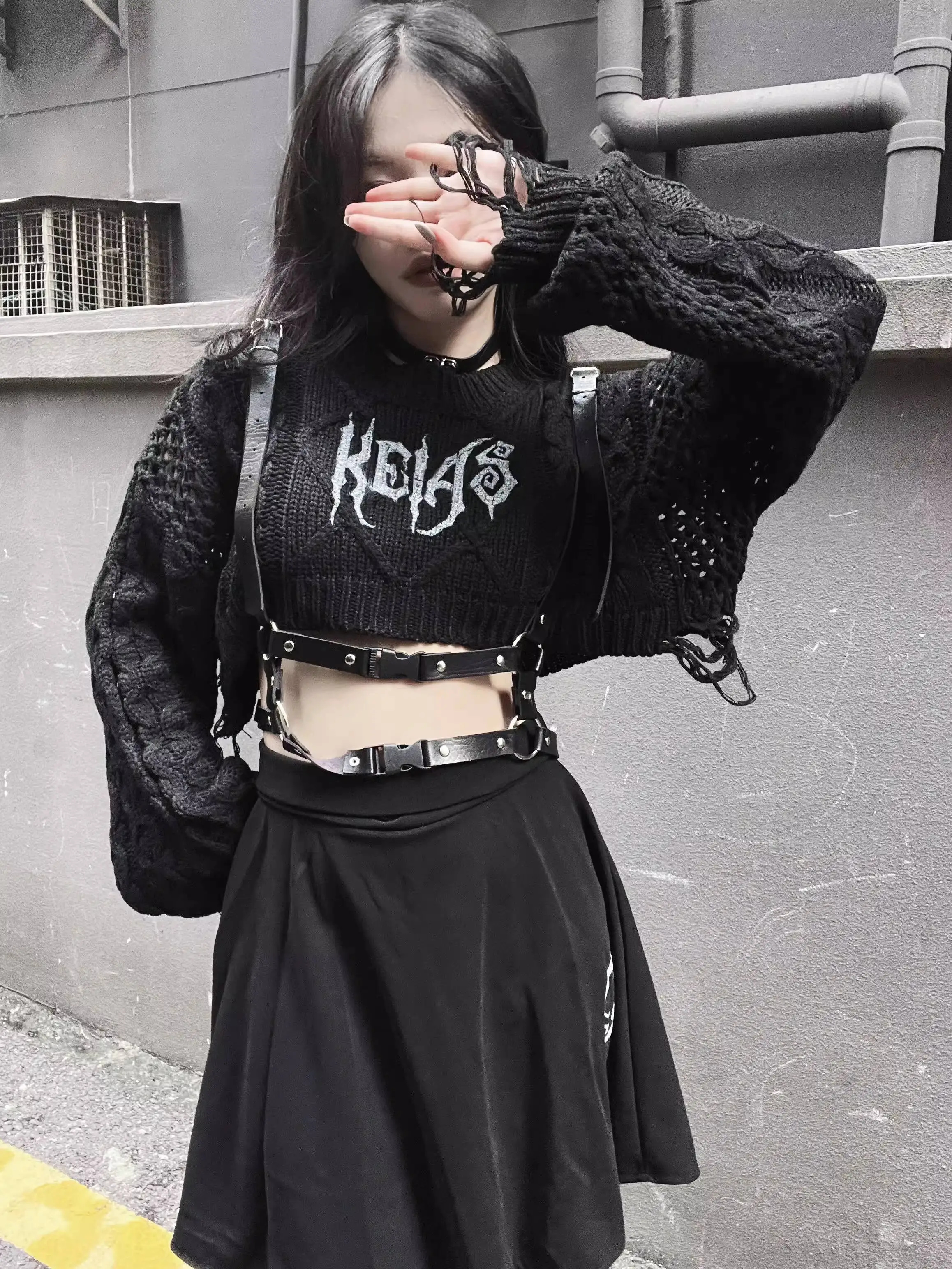 

Женский черный укороченный свитер с длинным рукавом в темном стиле, уличный трикотаж с черным поясом, сексуальный вязаный топ с круглым вырезом